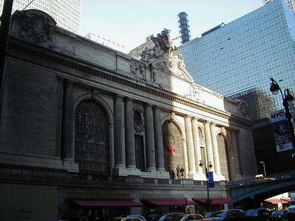 Grand Central Station.  Bad lighting because the station is nestled in amongst much taller buildings<br>Location: <a href="https://www.google.com/maps/search/?api=1&query=40.75237,-73.97836" target="_new">East 42nd St at Vanderbilt Ave</a>